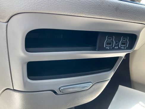 Used 2024 Chrysler Pacifica Limited FWD image 28