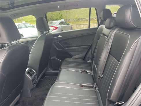 Used 2022 Volkswagen Tiguan SE w/ Panoramic Sunroof Package image 12