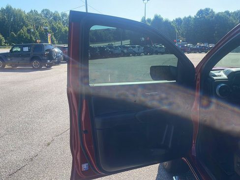 Used 2024 Chevrolet Colorado LT w/ LT Convenience Package III RWD image 8