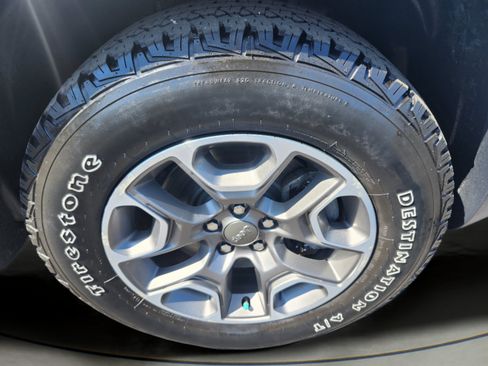 Used 2021 Jeep Cherokee Trailhawk AWD/4WD image 35