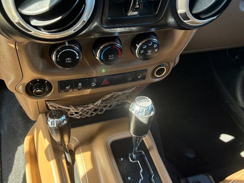 Used 2015 Jeep Wrangler Unlimited Sahara w/ Connectivity Group AWD/4WD image 11