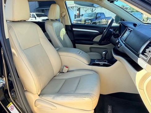 Used 2014 Toyota Highlander XLE image 18