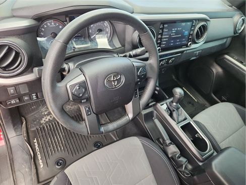 Used 2021 Toyota Tacoma TRD Off-Road w/ Technology Package AWD/4WD image 10