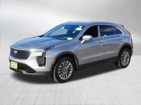 Used 2025 Cadillac XT4 Premium Luxury image 3