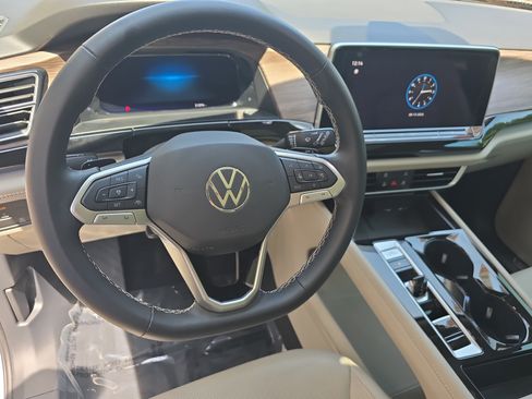 Used 2025 Volkswagen Atlas SEL AWD/4WD image 18