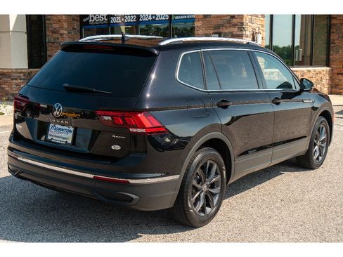 Used 2022 Volkswagen Tiguan SE w/ Panoramic Sunroof Package AWD/4WD image 3