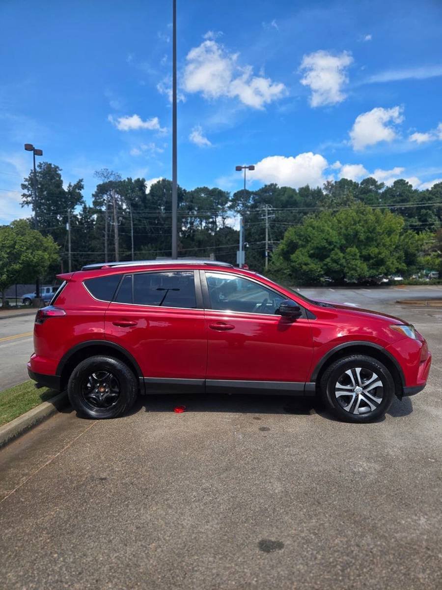 Used 2017 Toyota RAV4 LE FWD image 9