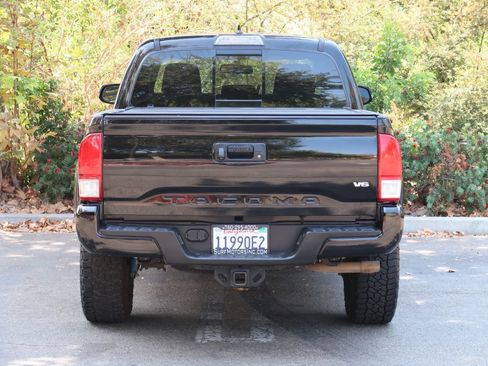 Used 2017 Toyota Tacoma TRD Sport w/ Tow Package (A/T) AWD/4WD image 10