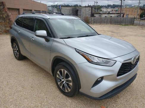 Used 2020 Toyota Highlander XLE image 24