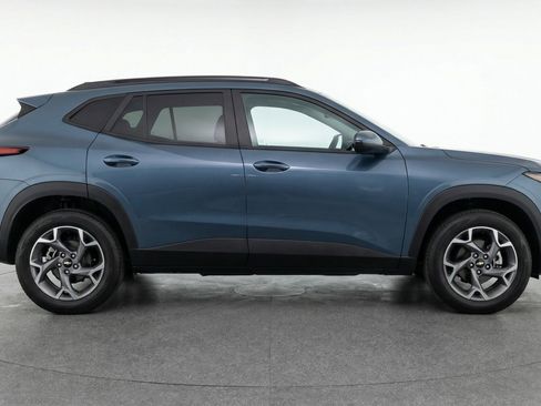 Used 2025 Chevrolet Trax LT FWD image 11