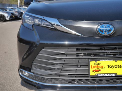 Used 2024 Toyota Sienna XLE w/ XLE Plus Package FWD image 16