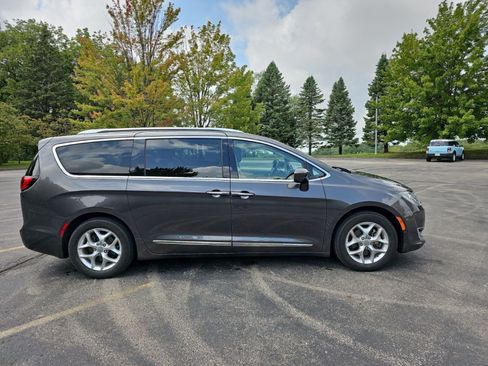 Used 2019 Chrysler Pacifica Touring-L Plus w/ Advanced Safetytec Group FWD image 7