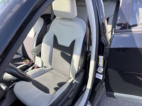 Used 2019 Jeep Compass Latitude FWD image 3
