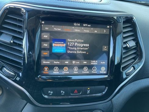 Used 2019 Jeep Cherokee Limited w/ Luxury Group FWD image 10