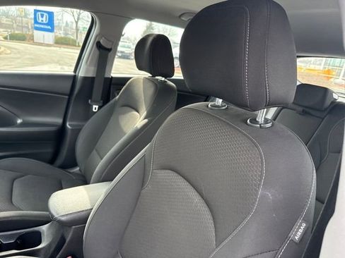 Used 2018 Hyundai Elantra GT image 12