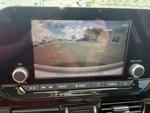 Used 2024 Nissan Pathfinder SV FWD image 13