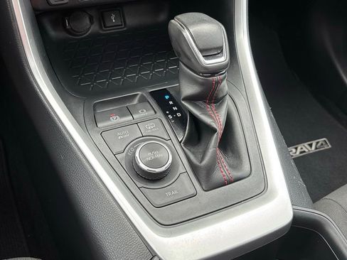 Used 2022 Toyota RAV4 SE image 24