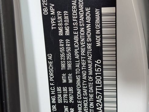 Certified 2026 Porsche Macan AWD/4WD image 27