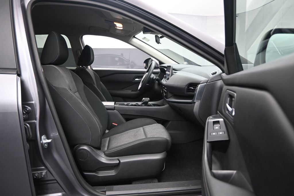 Used 2024 Nissan Rogue SV FWD image 29
