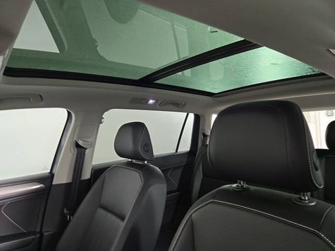 Used 2024 Volkswagen Tiguan SE w/ Panoramic Sunroof Package FWD image 34