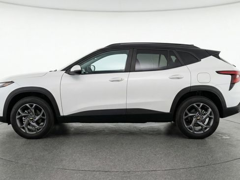 Used 2025 Chevrolet Trax LT w/ LT Convenience Package FWD image 5