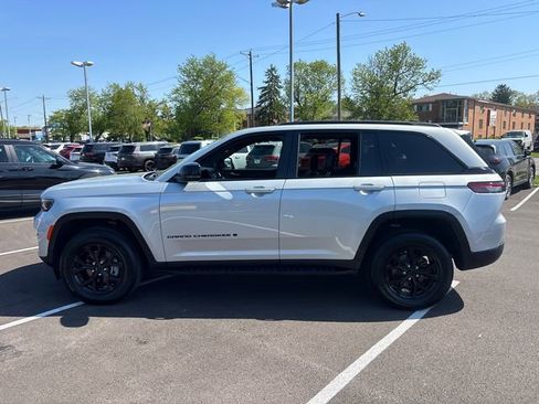 Used 2024 Jeep Grand Cherokee Altitude AWD/4WD image 3