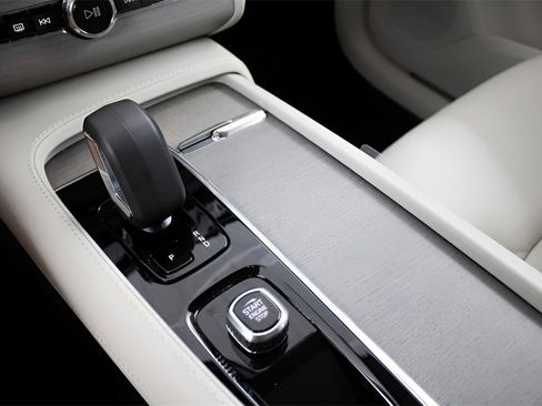 New 2025 Volvo XC90 T8 Plus w/ Protection Package Premier image 27