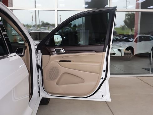 Used 2018 Jeep Grand Cherokee Overland AWD/4WD image 41