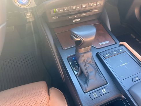 Used 2022 Lexus ES 300h Ultra Luxury image 18