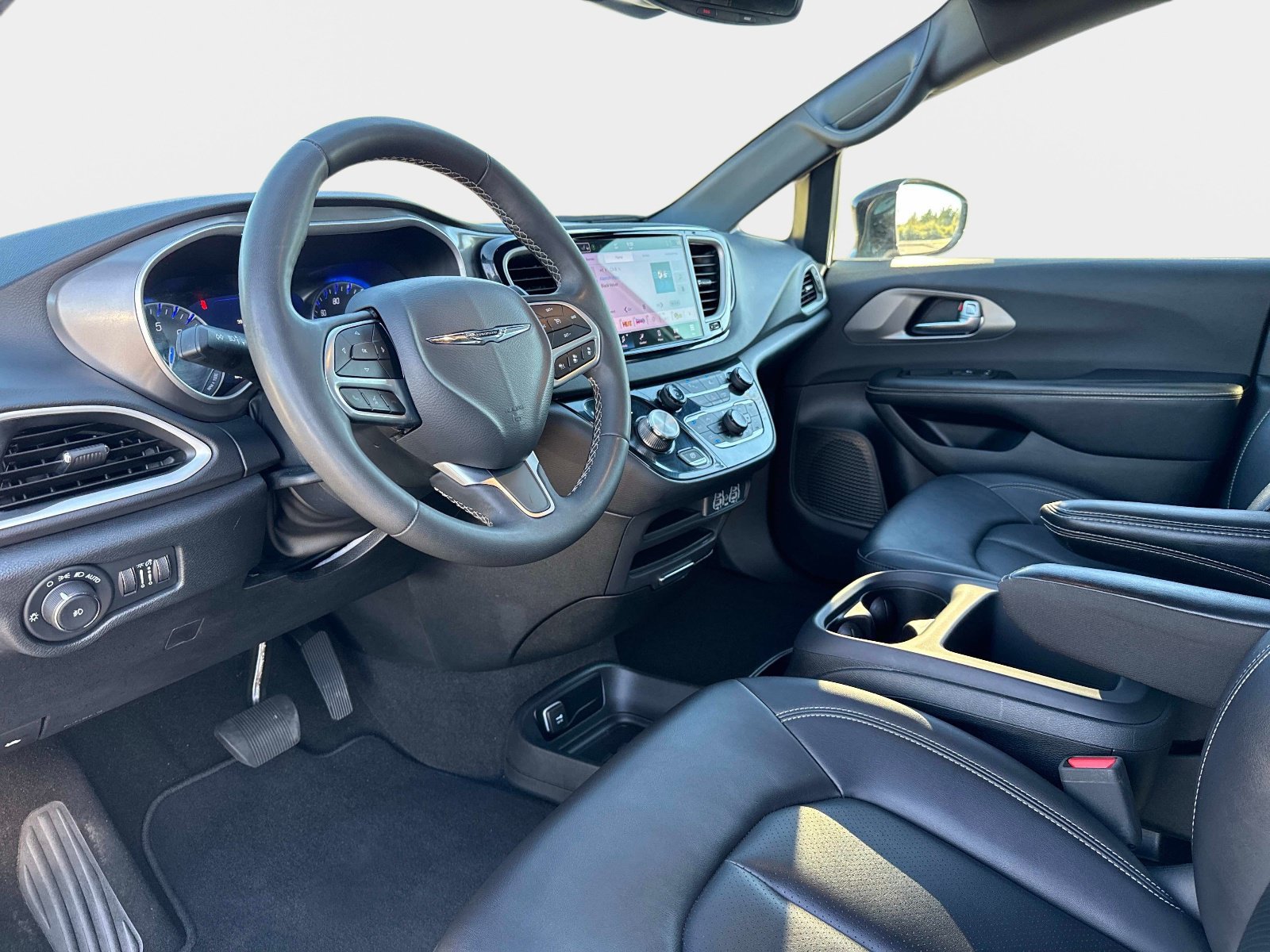 Used 2025 Chrysler Pacifica Select FWD image 31