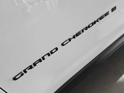 New 2026 Jeep Grand Cherokee Altitude image 8