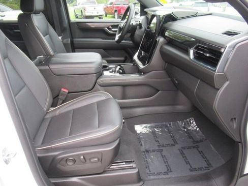 Used 2025 GMC Yukon XL Elevation RWD image 10