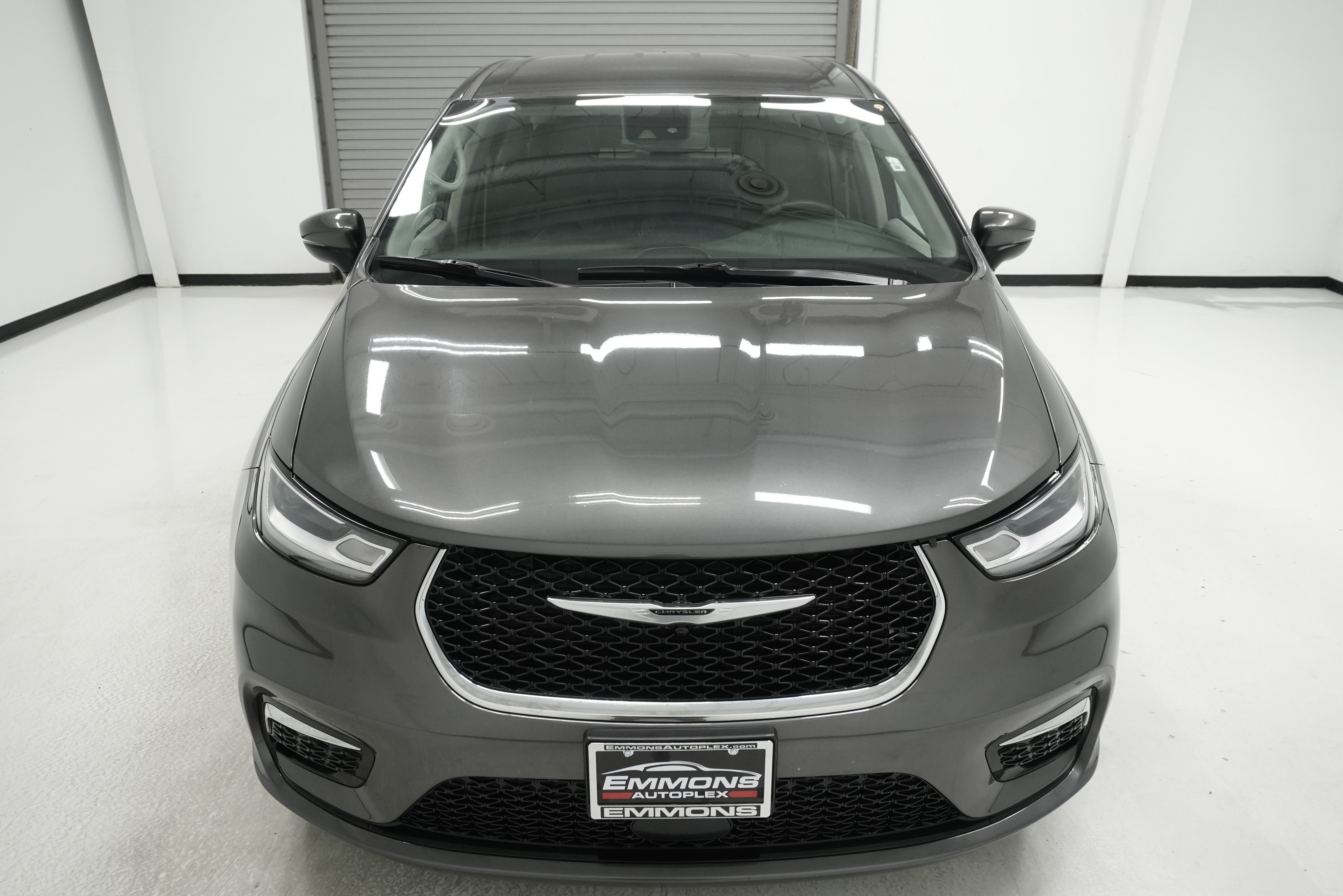 Used 2023 Chrysler Pacifica Touring-L FWD image 2