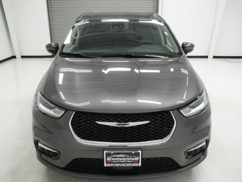 Used 2023 Chrysler Pacifica Touring-L FWD image 2