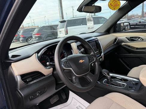 Used 2022 Chevrolet Traverse LS image 8