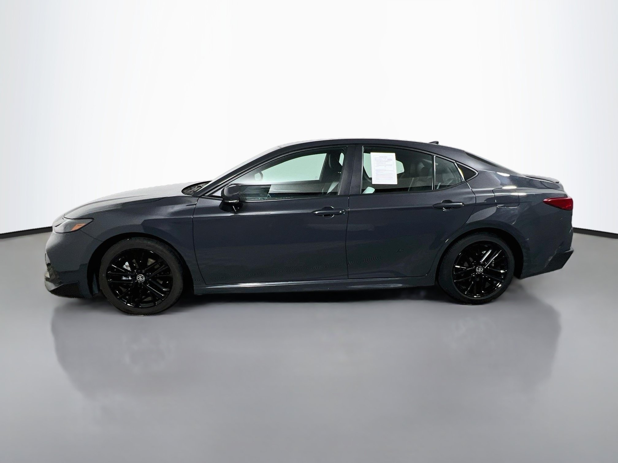Used 2025 Toyota Camry SE FWD image 9