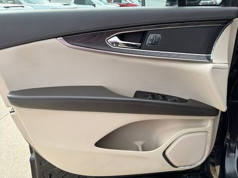 Used 2019 Lincoln Nautilus Select image 11