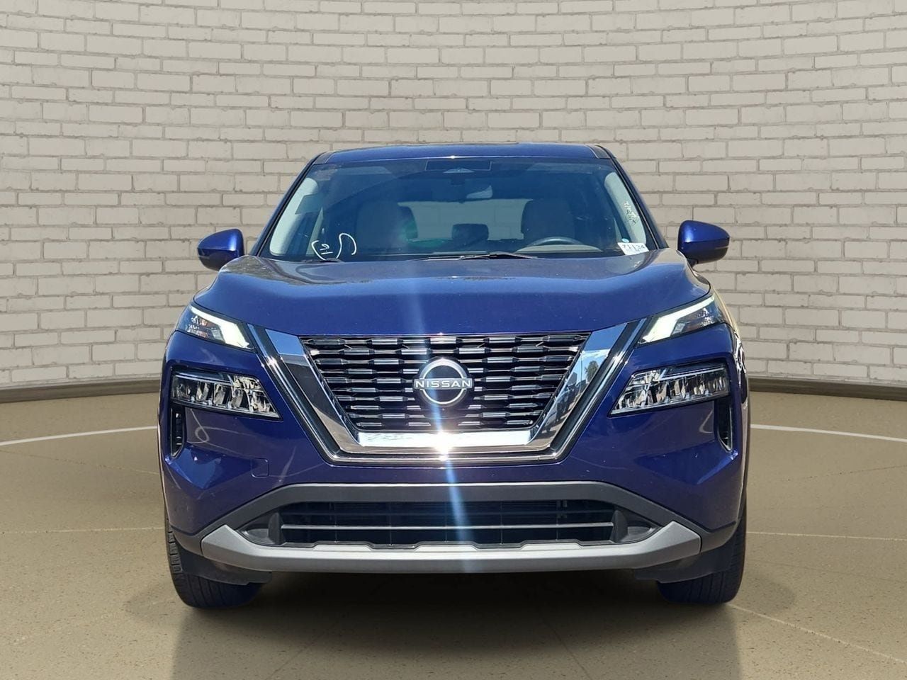 Used 2023 Nissan Rogue SV FWD image 2