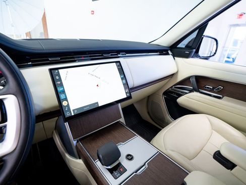 Used 2024 Land Rover Range Rover Long Wheelbase SE image 40