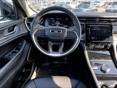 Used 2023 Jeep Grand Cherokee Limited w/ Black Appearance Package AWD/4WD image 4