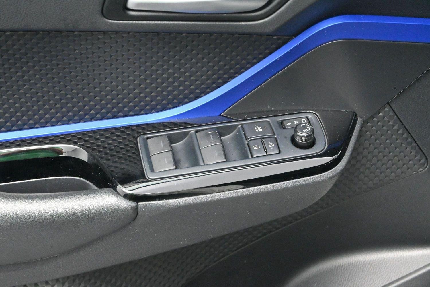 Used 2022 Toyota C-HR XLE FWD image 11
