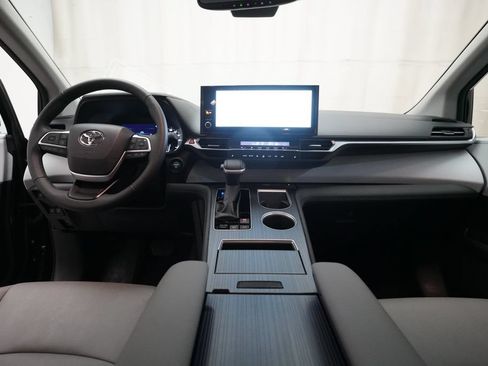 Used 2025 Toyota Sienna XLE FWD image 5