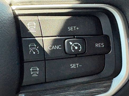 Used 2022 Jeep Wagoneer Series III w/ Premium Group I AWD/4WD image 18