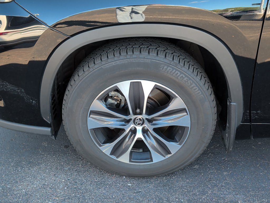 Used 2021 Toyota Highlander XLE AWD/4WD image 7
