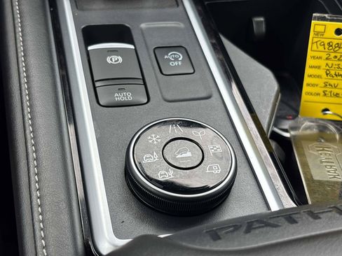 Used 2024 Nissan Pathfinder SL AWD/4WD image 22
