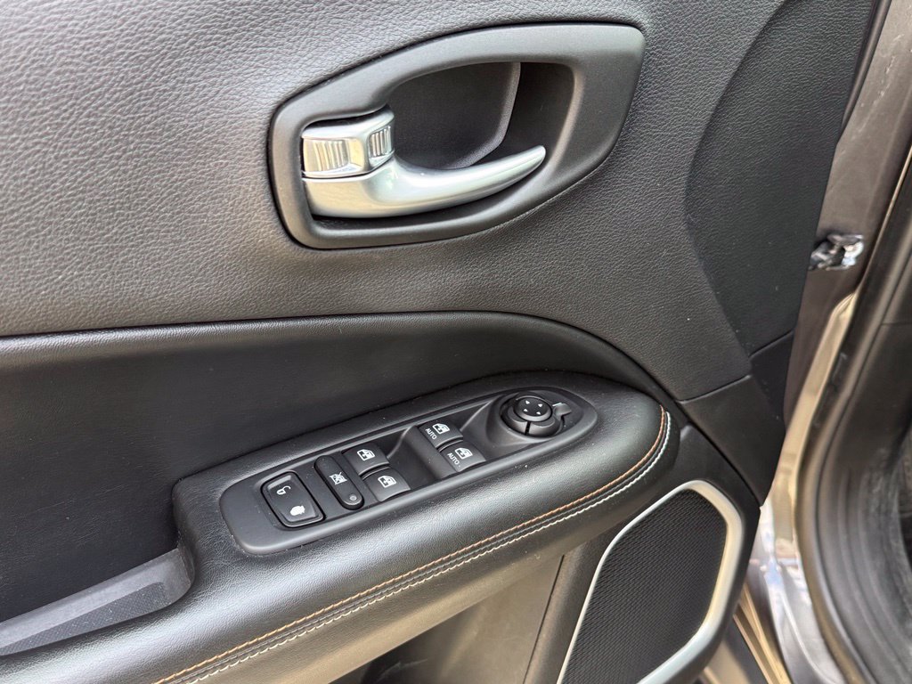 Used 2019 Jeep Compass Latitude w/ Cold Weather Group AWD/4WD image 24