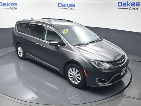 Used 2019 Chrysler Pacifica Touring-L FWD image 46