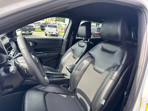Used 2025 Jeep Compass Latitude w/ Convenience Group AWD/4WD image 12