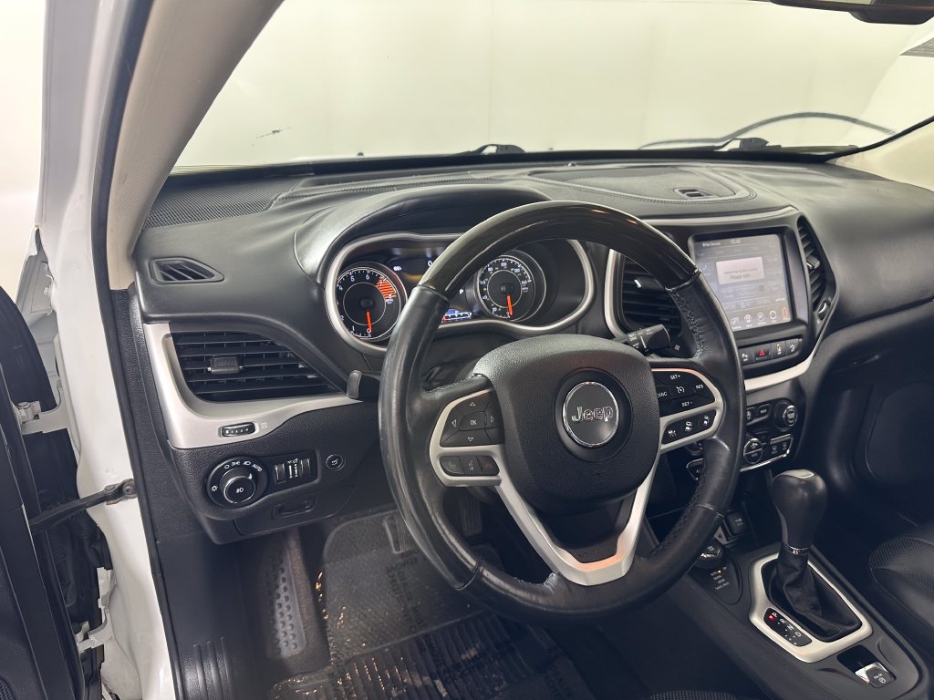 Used 2017 Jeep Cherokee Overland w/ Technology Group AWD/4WD image 17