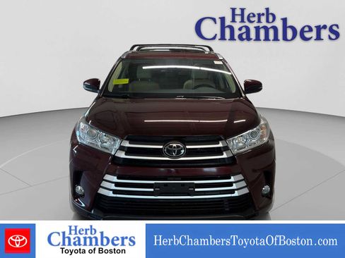 Used 2019 Toyota Highlander XLE AWD/4WD image 2